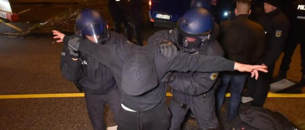 Scontri in Francia, la rivolta contagia anche la Svizzera: incidenti e violenze a Losanna