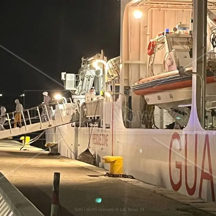 Migranti, oltre 470 persone sbarcate nella notte al porto di Reggio: erano a bordo della nave Dattilo