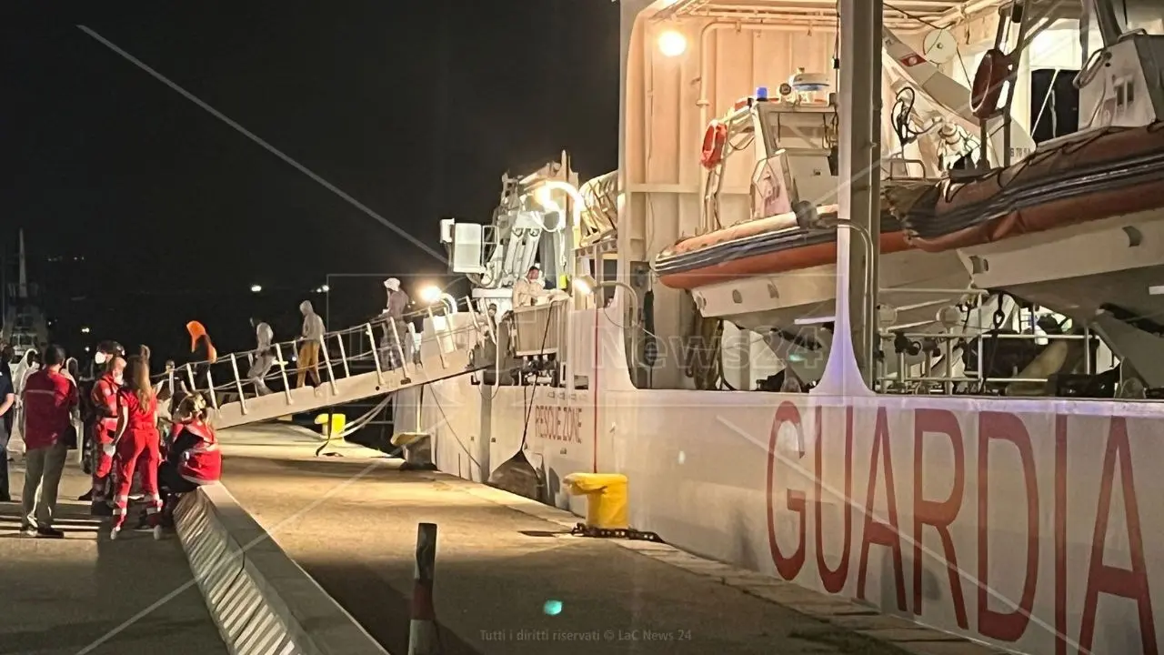 Migranti, oltre 470 persone sbarcate nella notte al porto di Reggio: erano a bordo della nave Dattilo