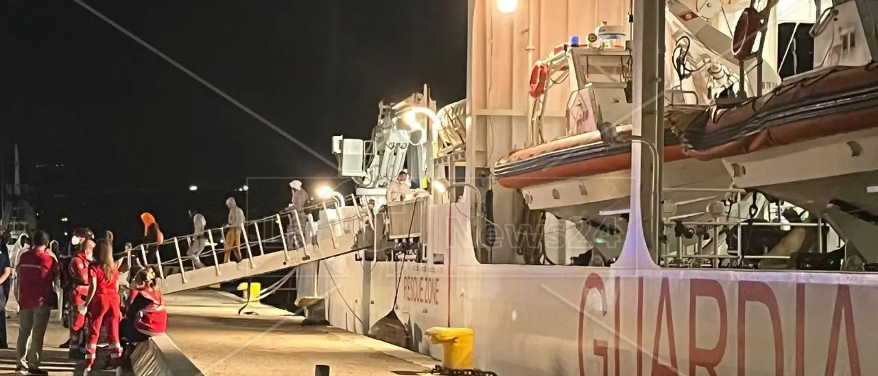 Migranti, oltre 470 persone sbarcate nella notte al porto di Reggio: erano a bordo della nave Dattilo