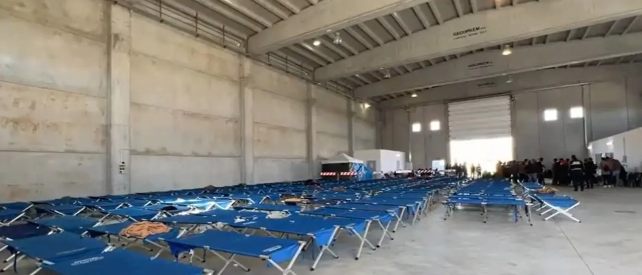 Migranti, arrivi anche a Vibo Valentia per alleggerire l’hotspot di Lampedusa