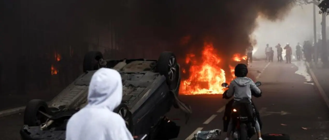 Ragazzo ucciso da un poliziotto in Francia, non si ferma l’ondata di scontri. Morto un pompiere di 24 anni