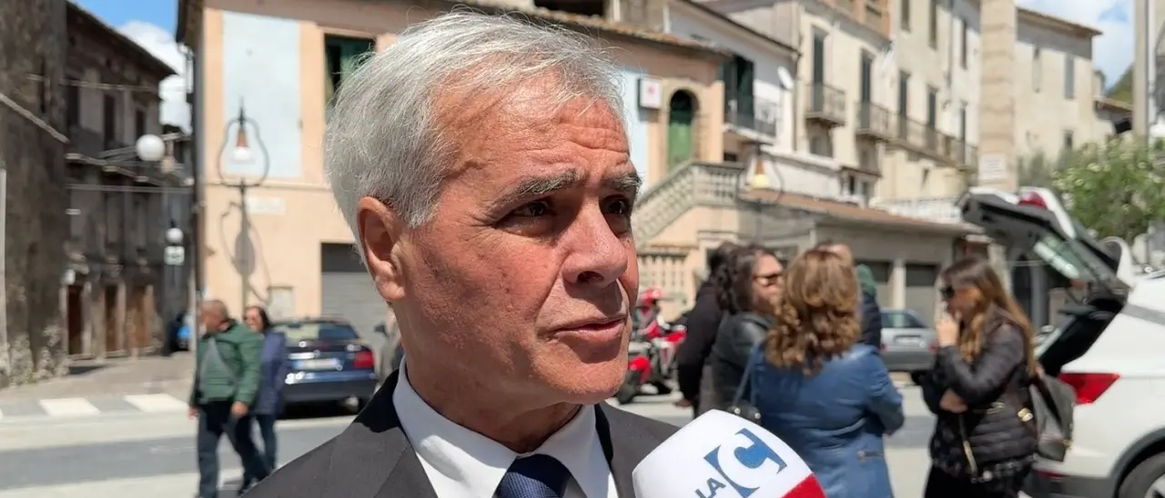 Sindaco e mamme di Longobucco manifestano per il diritto allo studio, da una finestra volano uova