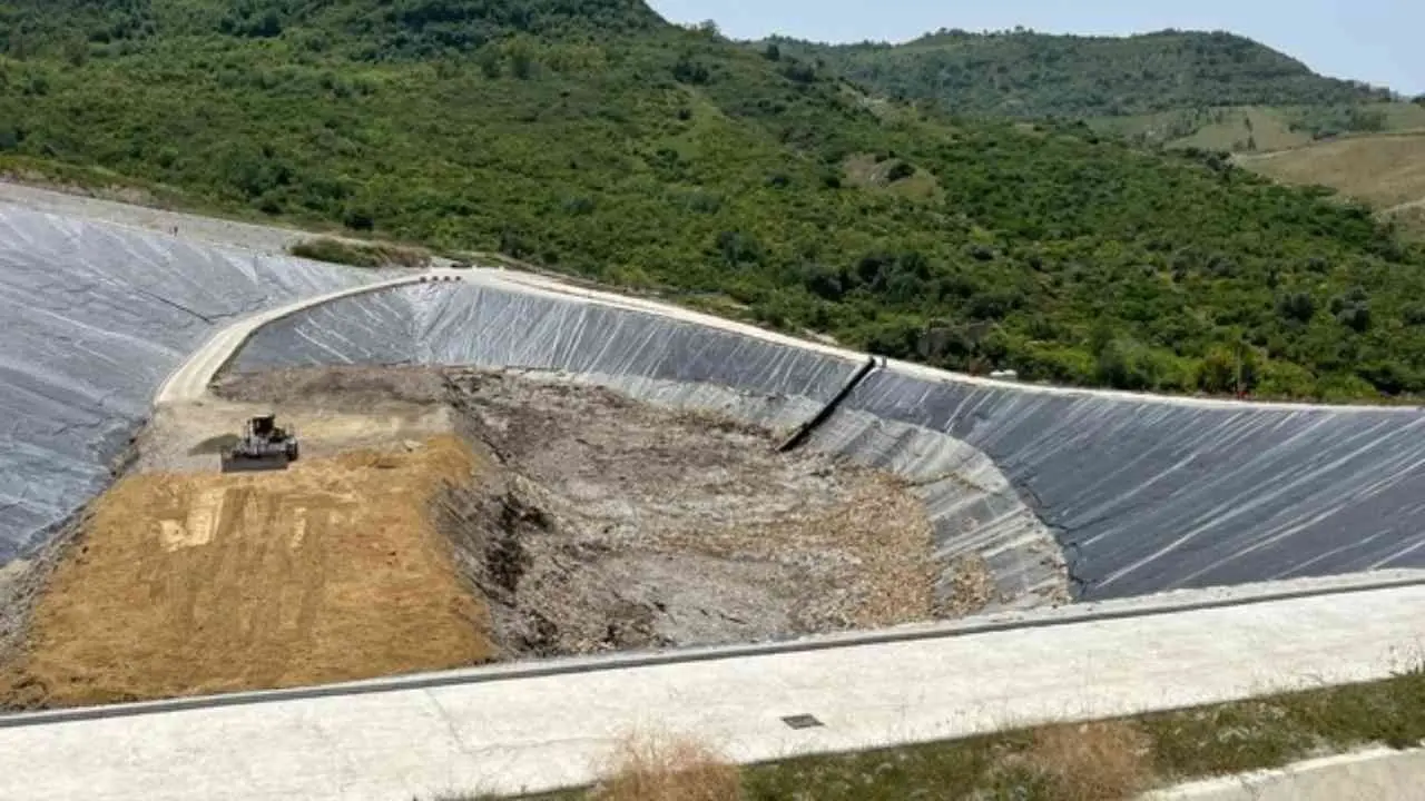 Discarica di Scala Coeli, nuova denuncia di Legambiente: «Spariti 5mila metri cubi di percolato, le foto che provano lo scempio»