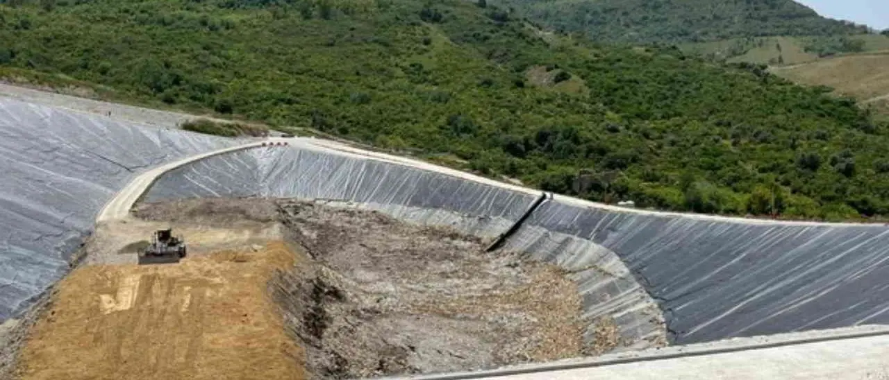 Discarica di Scala Coeli, nuova denuncia di Legambiente: «Spariti 5mila metri cubi di percolato, le foto che provano lo scempio»