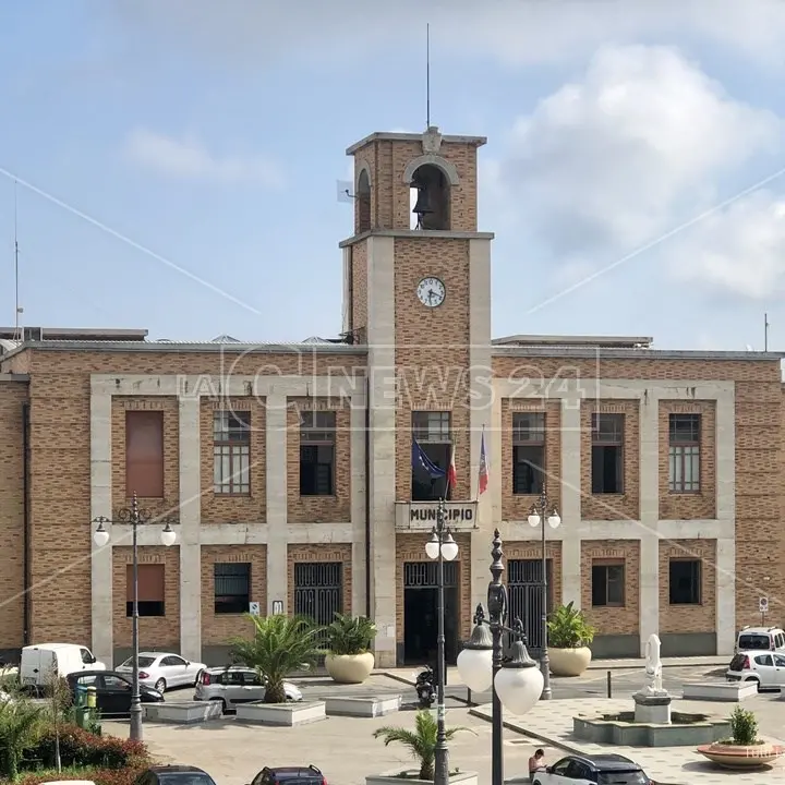 Vibo Valentia, dirigente comunale aggredita mentre si svolge il Consiglio: mani al collo, urla e parapiglia