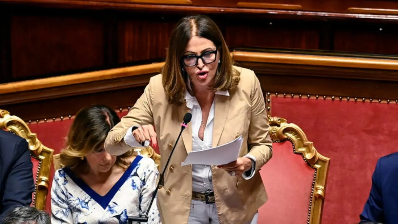 Santanché in Senato: «Campagna d’odio, sempre agito nella legalità». Ma M5s deposita una mozione di sfiducia