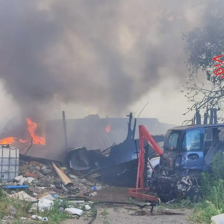Incendio a Lamezia, in fiamme rifiuti e baracche abusive nel quartiere Ciampa di cavallo