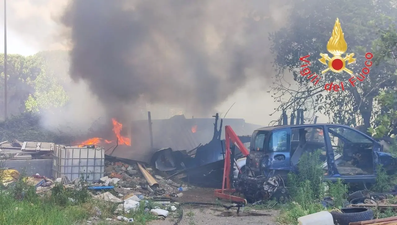 Incendio a Lamezia, in fiamme rifiuti e baracche abusive nel quartiere Ciampa di cavallo