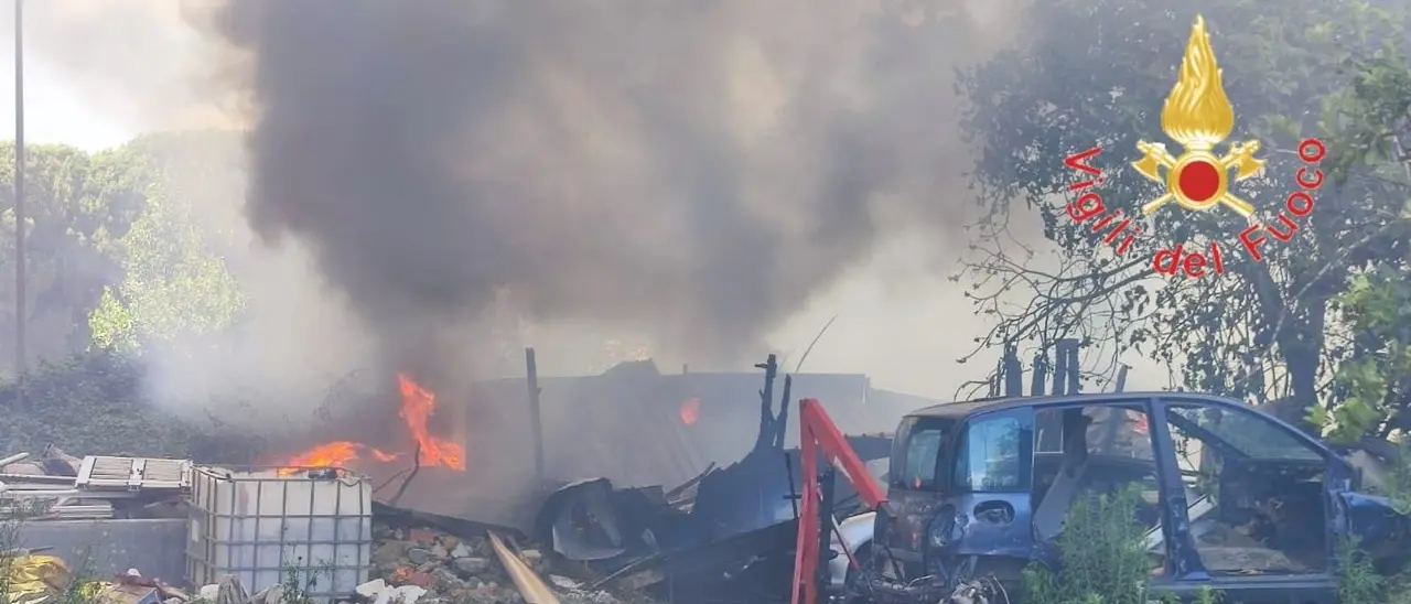 Incendio a Lamezia, in fiamme rifiuti e baracche abusive nel quartiere Ciampa di cavallo