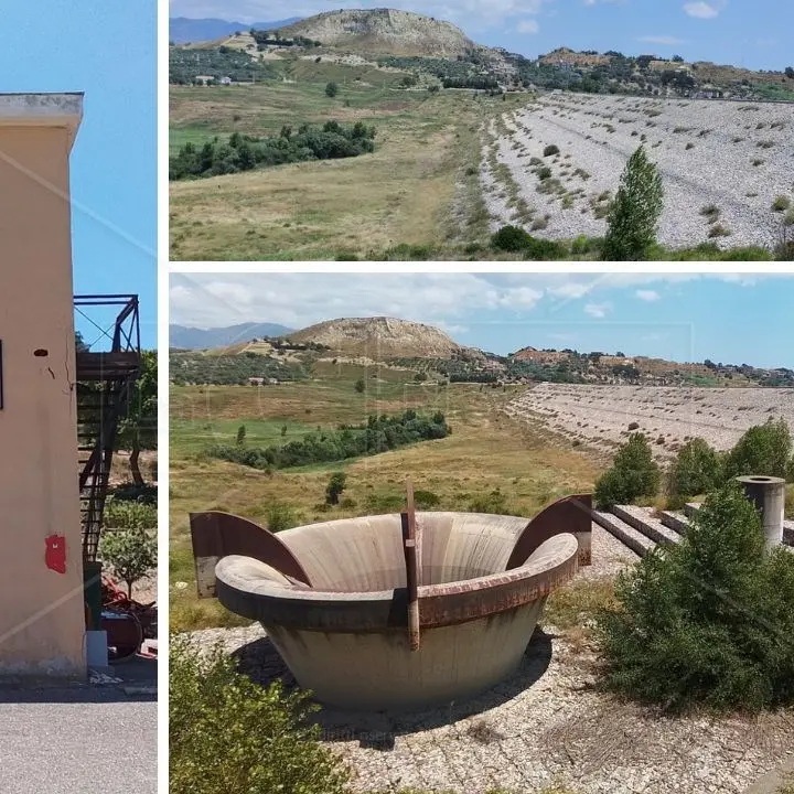 La diga calabrese senz’acqua già costata 70 miliardi di lire (35 mln di euro) che ora spera nei fondi Ue