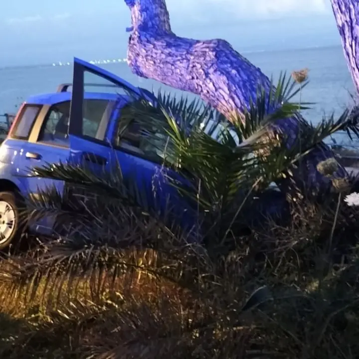 Incidente nel Vibonese: finisce con l’auto contro un albero del lungomare di Joppolo, morta una 68enne