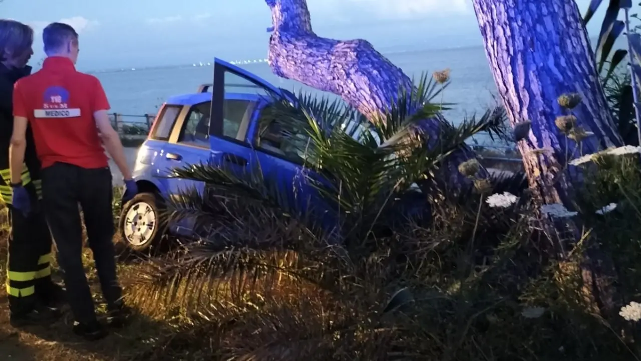 Incidente nel Vibonese: finisce con l’auto contro un albero del lungomare di Joppolo, morta una 68enne