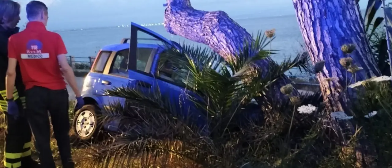 Incidente nel Vibonese: finisce con l’auto contro un albero del lungomare di Joppolo, morta una 68enne