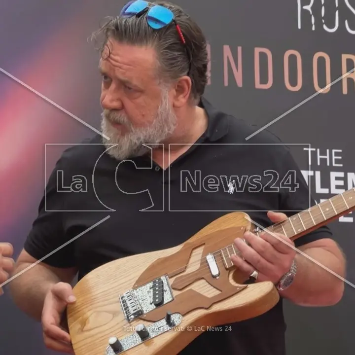 Una chitarra per Russell Crowe, ecco chi è il liutaio che ha regalato lo strumento al Gladiatore