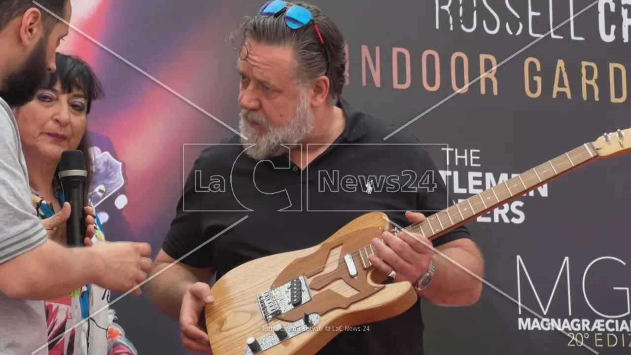 Una chitarra per Russell Crowe, ecco chi è il liutaio che ha regalato lo strumento al Gladiatore