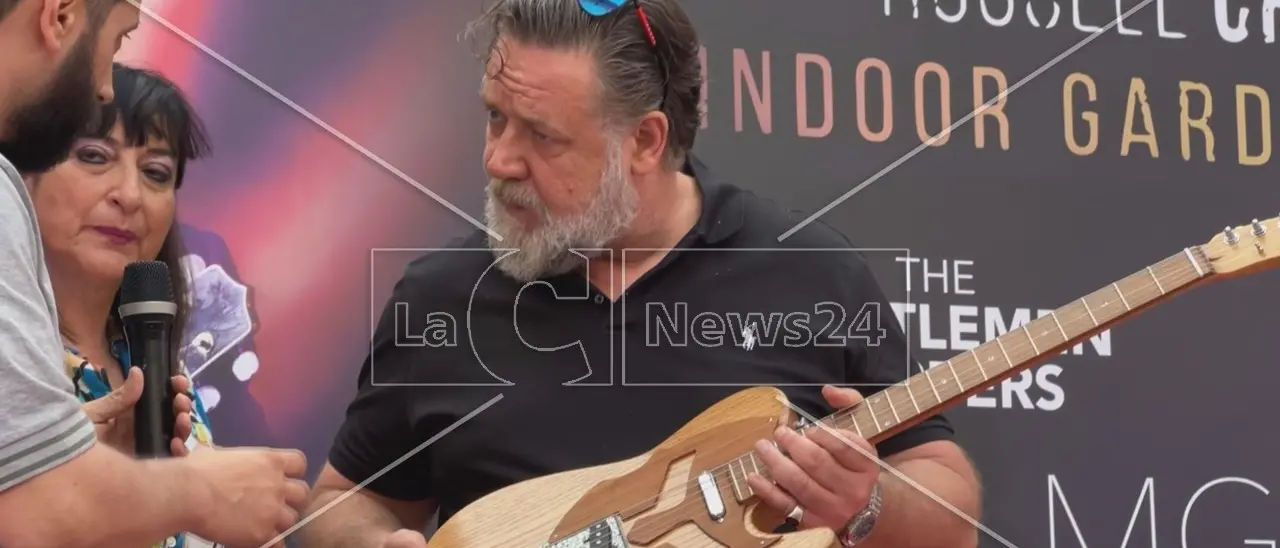 Una chitarra per Russell Crowe, ecco chi è il liutaio che ha regalato lo strumento al Gladiatore