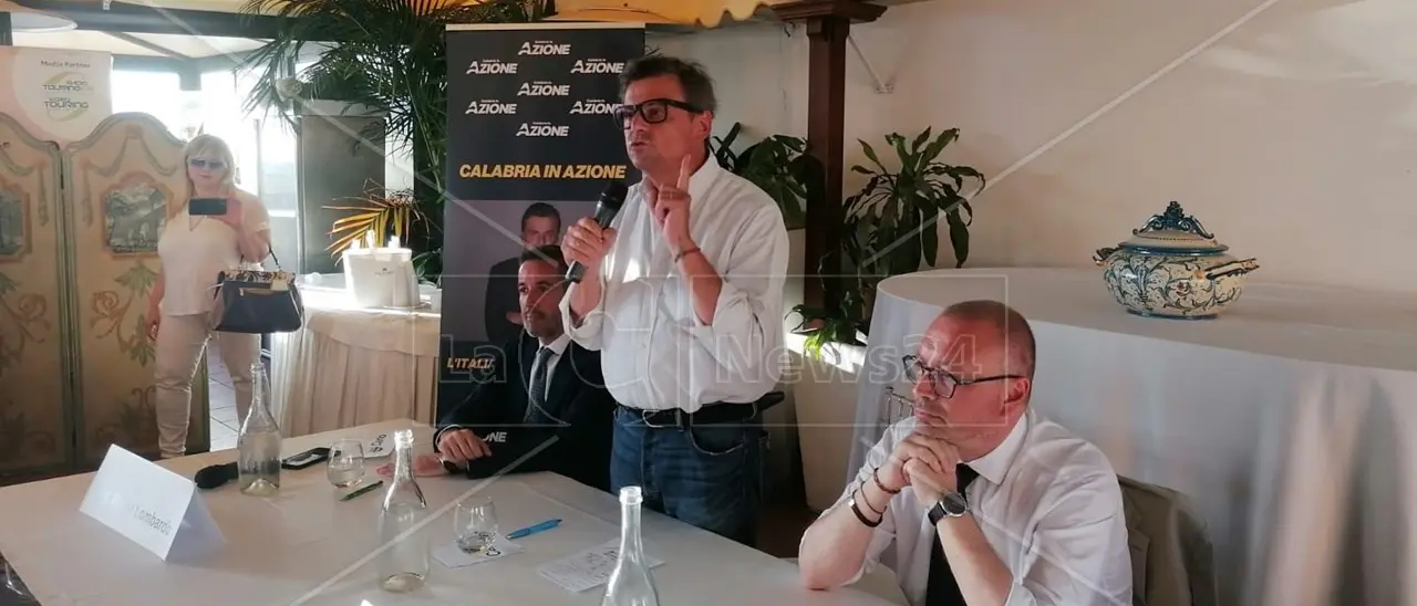 Calenda da Reggio prova a fare proseliti: «No ai populisti, noi siamo pragmatici». E sul Ponte: «Non si farà mai»