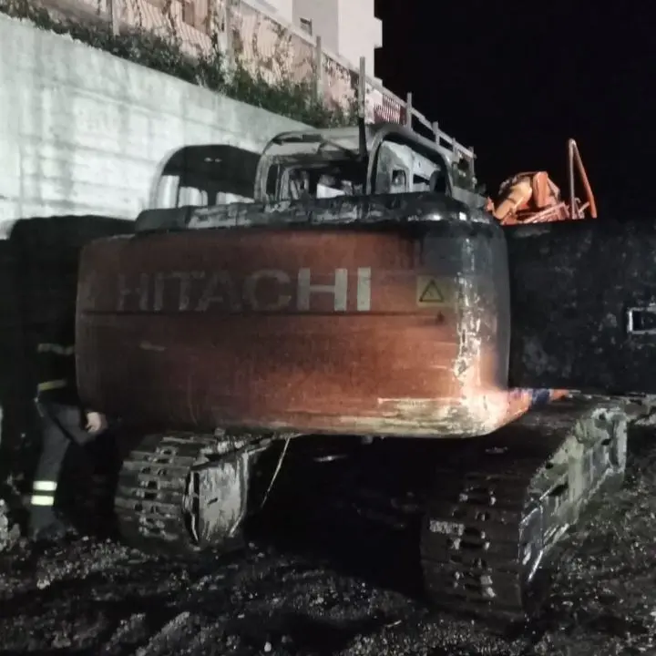 Incendio a Catanzaro, in fiamme escavatore in un cantiere edile
