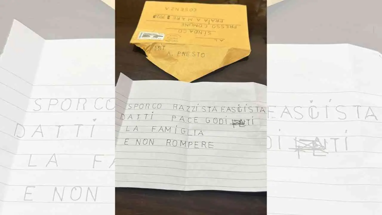 Praia, lettera anonima al sindaco: «Sporco razzista fascista. Goditi la famiglia e non rompere»