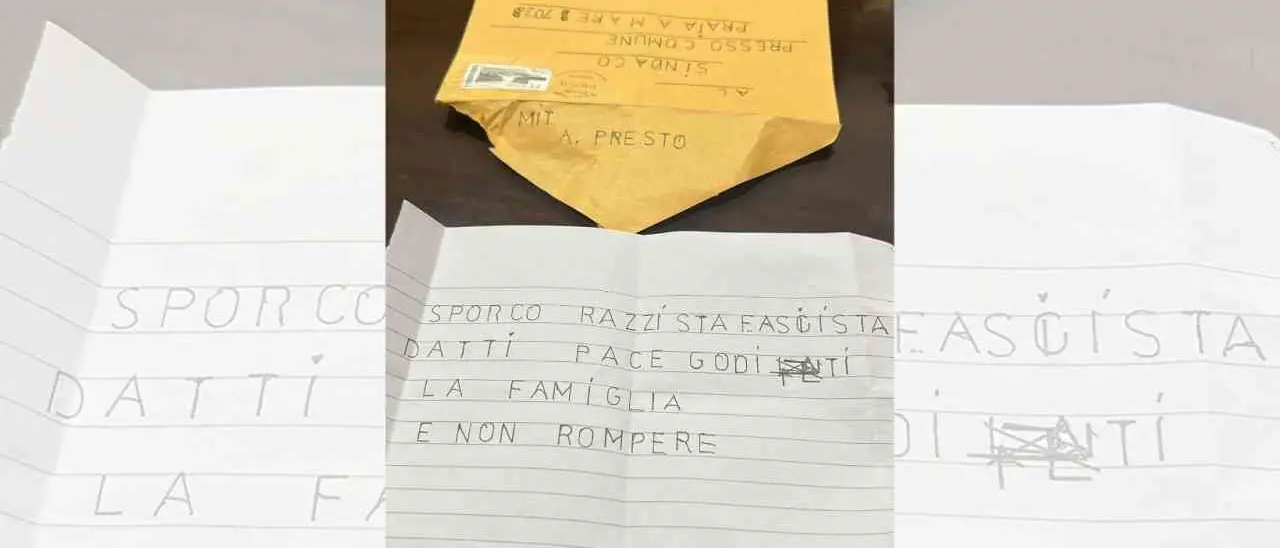 Praia, lettera anonima al sindaco: «Sporco razzista fascista. Goditi la famiglia e non rompere»