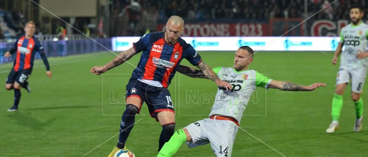 Calciomercato Crotone, Mogos saluta e va al Cluj. In uscita anche Chiricò