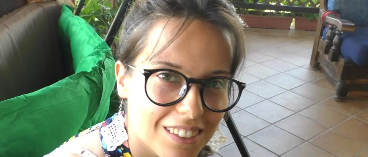 Scalea, Erika Scarfone torna a sorridere dopo aver vinto la sua battaglia contro l’antenna: «Ho fatto valere il mio diritto alla vita»