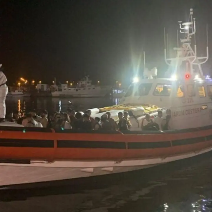Nuovo sbarco a Roccella: arrivati 48 migranti, tensostruttura al massimo della capienza