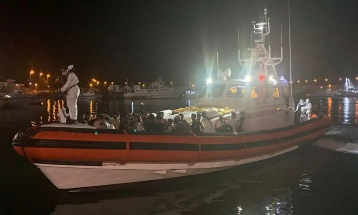 Nuovo sbarco a Roccella: arrivati 48 migranti, tensostruttura al massimo della capienza