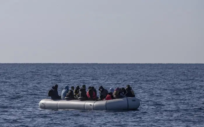 Naufragio al largo della Tunisia, affonda un barcone di migranti: ci sono dispersi