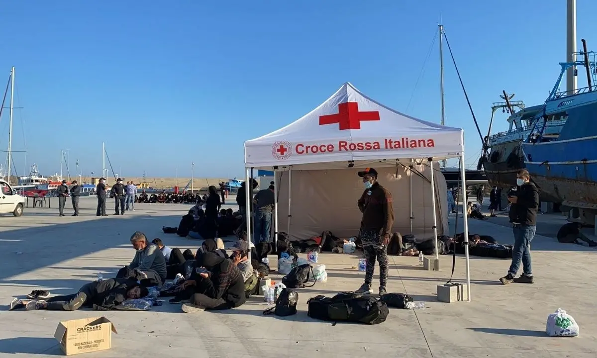 Tragedia a Roccella, migrante muore nell’area portuale dopo un malore