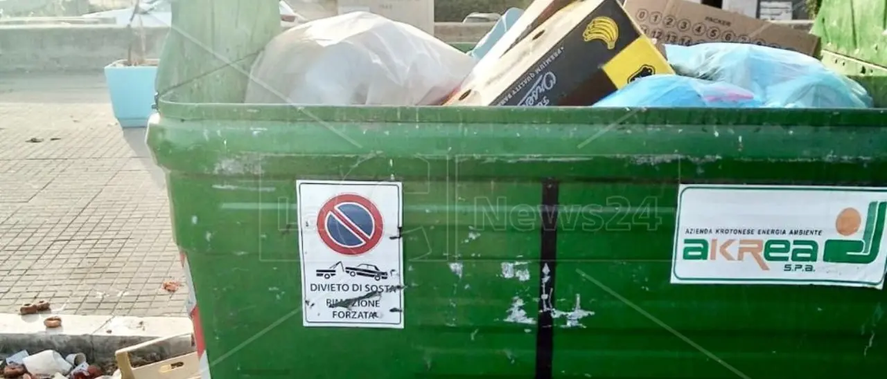 Caos rifiuti a Crotone, Akrea sospende la raccolta e il sindaco Voce concede agli esercenti conferimenti speciali