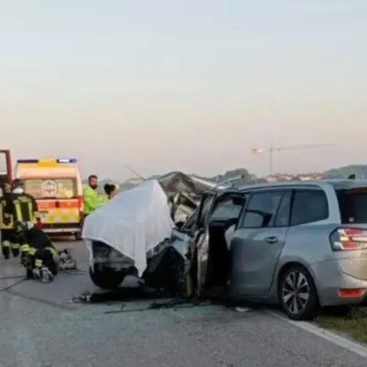 Drammatico incidente nel Veneziano, due ventenni morti nello scontro frontale tra due auto
