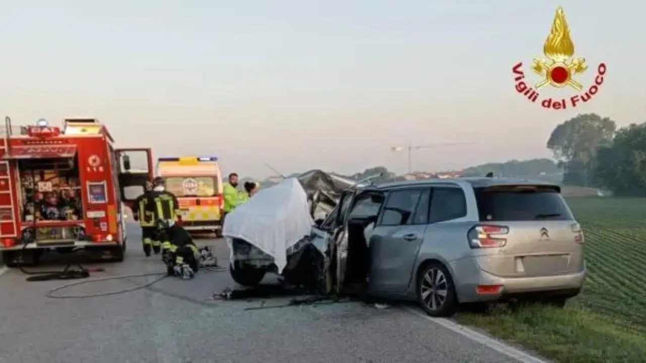 Drammatico incidente nel Veneziano, due ventenni morti nello scontro frontale tra due auto