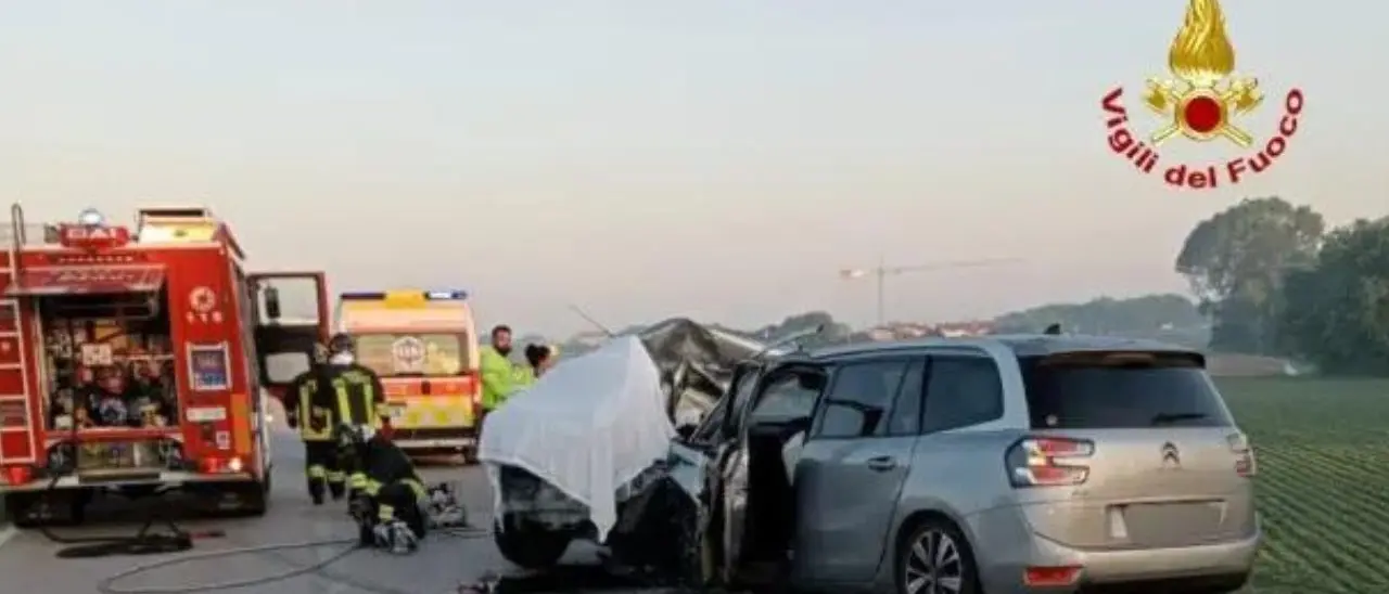 Drammatico incidente nel Veneziano, due ventenni morti nello scontro frontale tra due auto