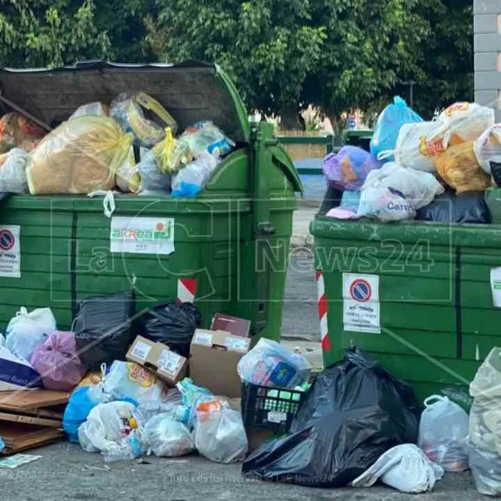 Crotone, la settimana comincia in mezzo alla spazzatura dopo lo stop dei lavoratori Akrea