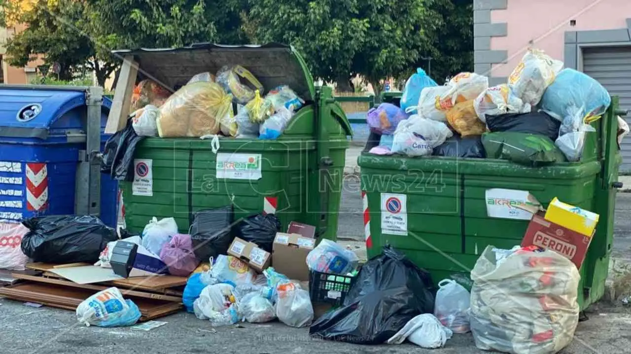 Crotone, la settimana comincia in mezzo alla spazzatura dopo lo stop dei lavoratori Akrea