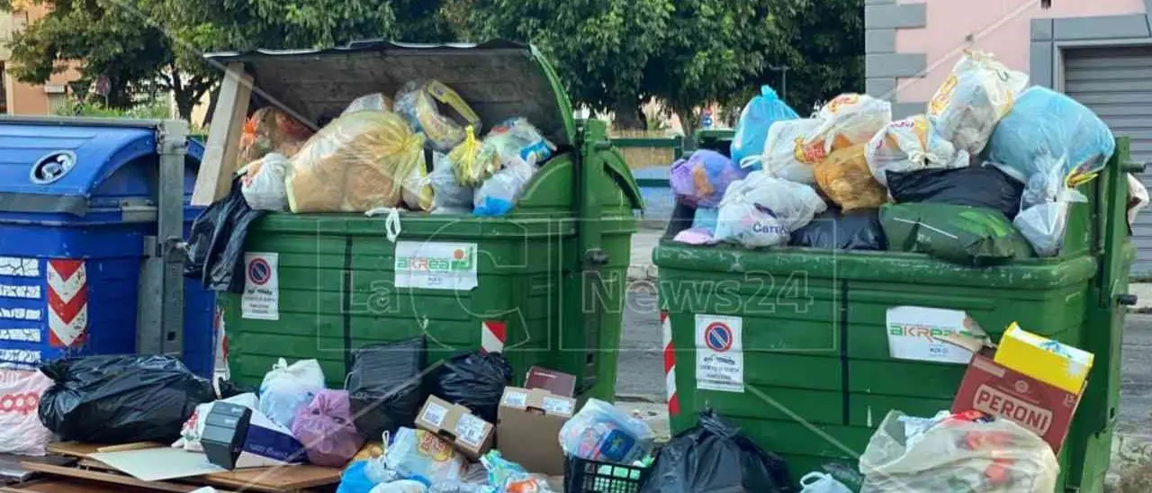 Crotone, la settimana comincia in mezzo alla spazzatura dopo lo stop dei lavoratori Akrea