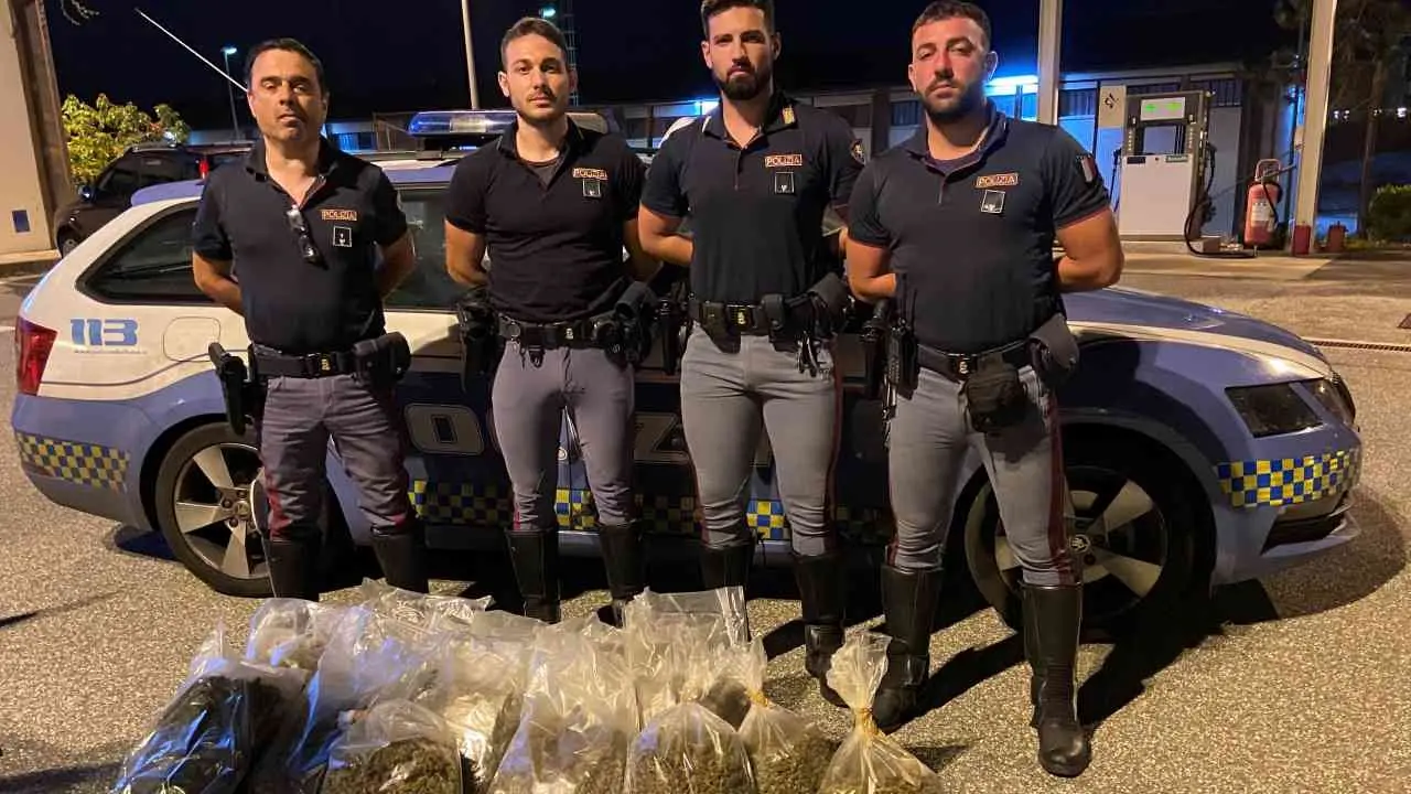 Rosarno, trovati in autostrada con 12 chili di cannabis nel bagagliaio: arrestati tre ventenni