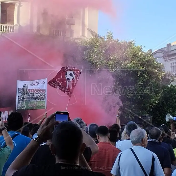 Un migliaio di tifosi della Reggina in piazza per chiedere rispetto: «Fuori dalla Serie B per decisione politica»