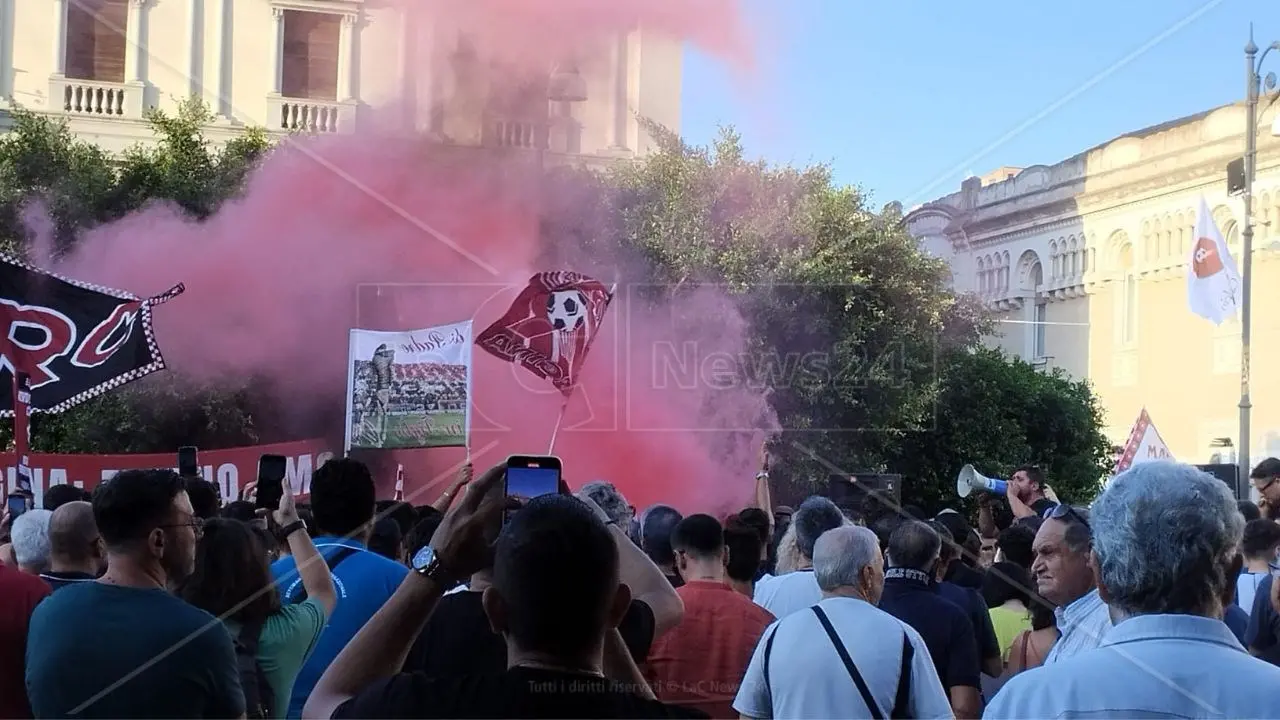 Un migliaio di tifosi della Reggina in piazza per chiedere rispetto: «Fuori dalla Serie B per decisione politica»