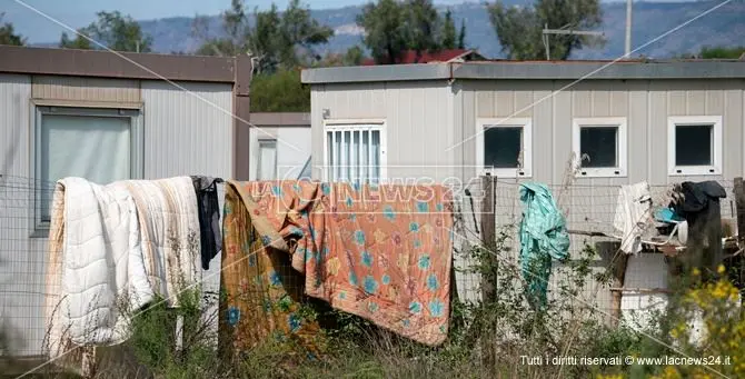 In strutture fatiscenti, senza luce e acqua né servizi igienici: così vivono i braccianti africani nella Piana di Gioia Tauro