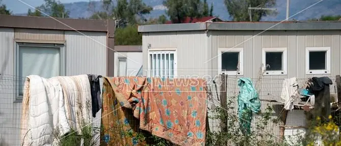 In strutture fatiscenti, senza luce e acqua né servizi igienici: così vivono i braccianti africani nella Piana di Gioia Tauro