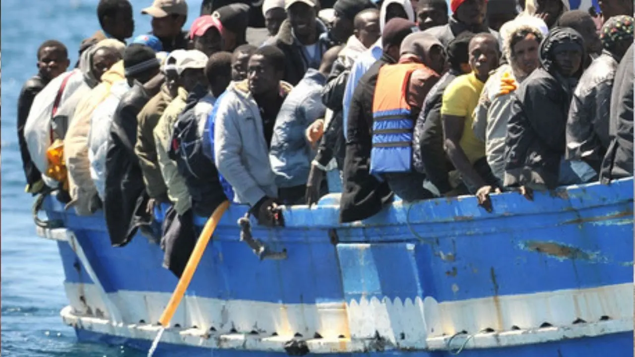 Sette sbarchi nella notte a Lampedusa, predisposti traferimenti dei migranti anche verso Reggio Calabria