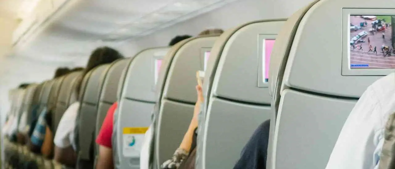 Passeggero protesta perché la cena non è di suo gradimento: l’aereo per Amsterdam viene dirottato su Chicago