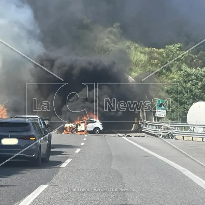 Incidente sull’A2 nel Cosentino, un’auto prende fuoco: ferite due persone