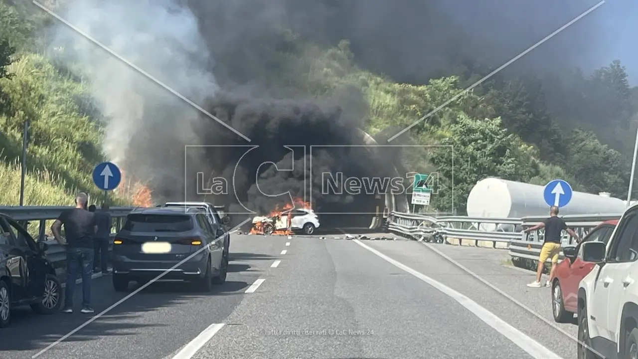 Incidente sull’A2 nel Cosentino, un’auto prende fuoco: ferite due persone