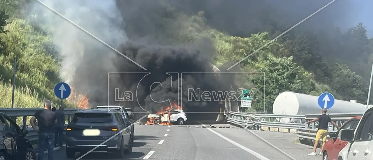 Incidente sull’A2 nel Cosentino, un’auto prende fuoco: ferite due persone