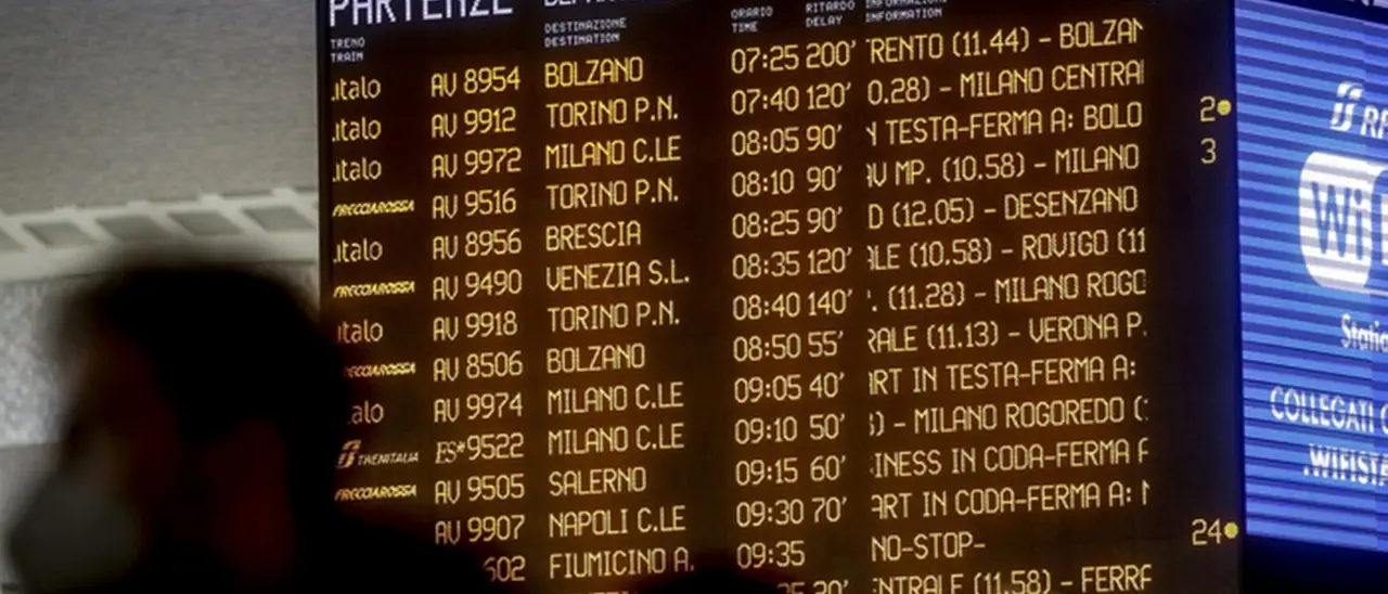 Salvini dimezza lo sciopero dei treni con un’ordinanza, i sindacati: «Vergognoso e illegittimo»