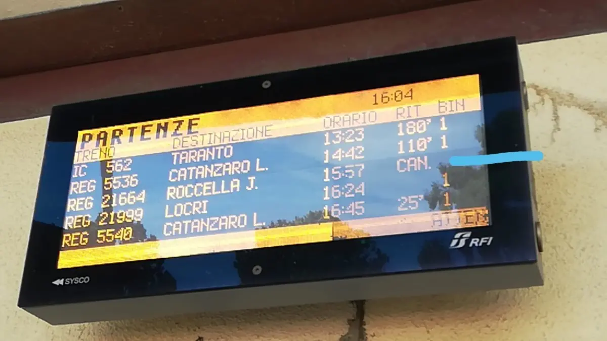 Sciopero, treni fermi in tutta Italia fino alle 15 di oggi: disagi per i passeggeri